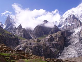 Le glacier Ultar avec, � gauche, le pic Lady Finger.