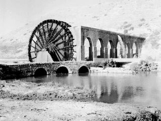 Photo. 2 � Ouvrage de deux norias � Acharn�, en amont du Ghab, en 1932.