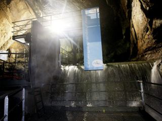 La prise d'eau, � l'arri�re de la salle de La Verna.