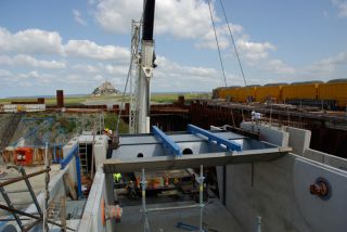 Ao�t 2007, mise en place du tablier � Les piles du barrage, en b�ton lisse sont dimensionn�es pour rester fines et �l�gantes.