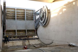 Janvier 2008, la pose des bord�s � Le dessin de l'armature des vannes renvoie aux formes circulaires des instruments de marine.