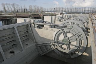 Les �quipements hydrauliques �  Dans la perspective du barrage, les seize rouessont appr�hendables par le public depuis le pont-promenade.