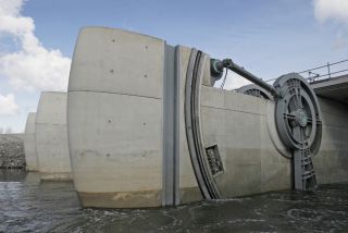 En amont, c�t� Couesnon � Les piles du barrage sont comme des proues effil�es dont la partie sup�rieure recueillle l'effort horizontal de pouss�e des v�rins.