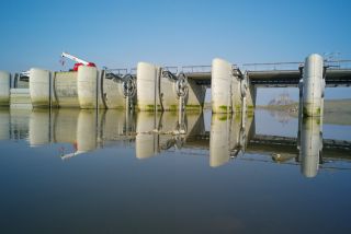 Reflets mouvants du paysage et de ses ciels � Les huit ensembles de vannes permettent de lib�rer face � la mer et au Mont une perspective d�gag�e sur le paysage.