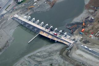 F�vrier 2009 � Au-dessus du pont en ch�ne de Normandie, le bastingage est r�alis� en verre s�rigraphi� rehauss� d'une longue table cintr�e en bronze.