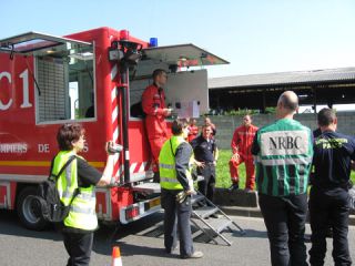 D�briefing entre les pompiers de Paris et les techniciens de la DEA.