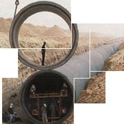 Pose d'un pipe dans le d�sert libyen.